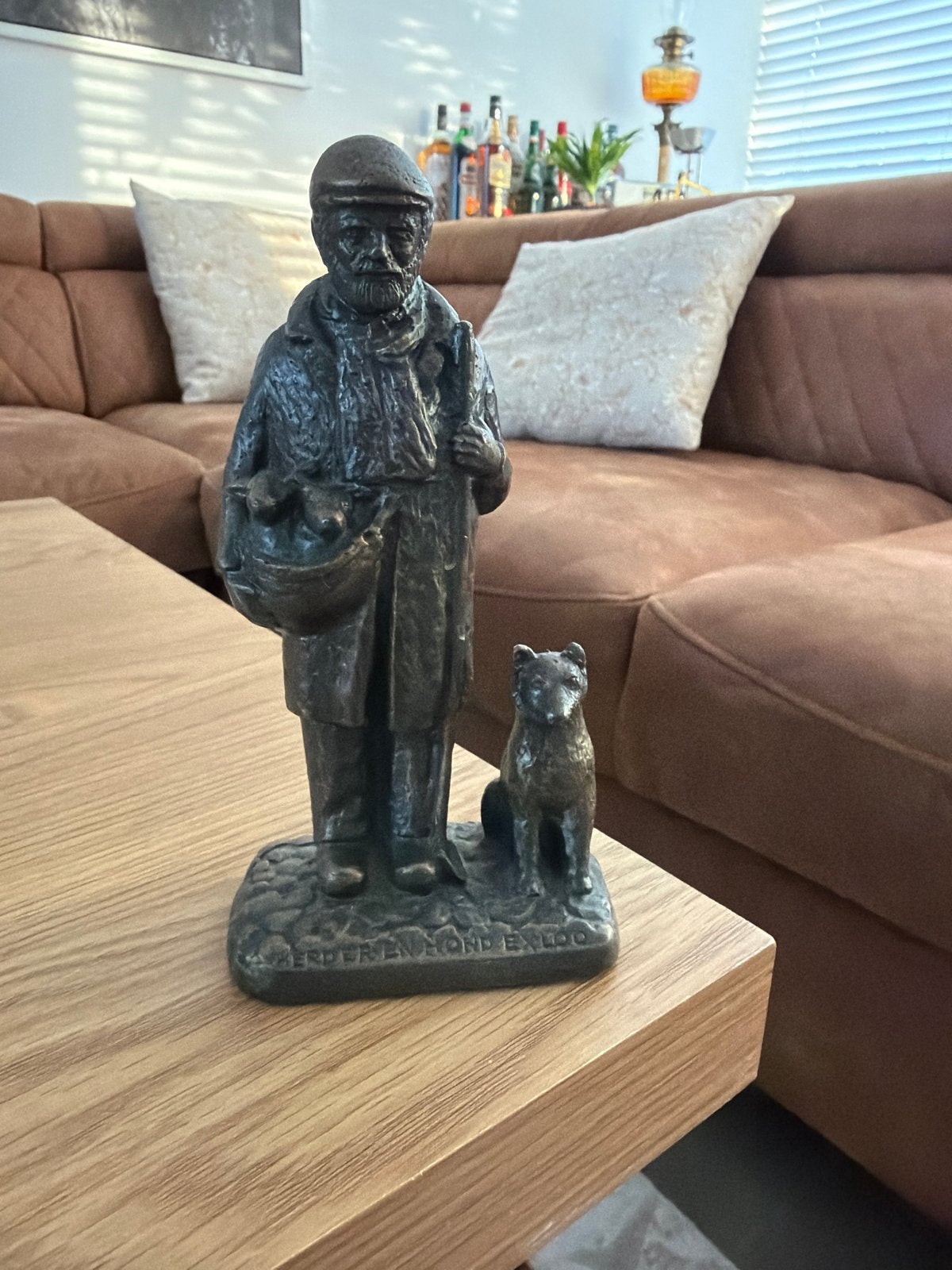Bronzen beeld herder met hond, Antiek en Kunst, Ophalen of Verzenden, Beeld, Bruin, Brons