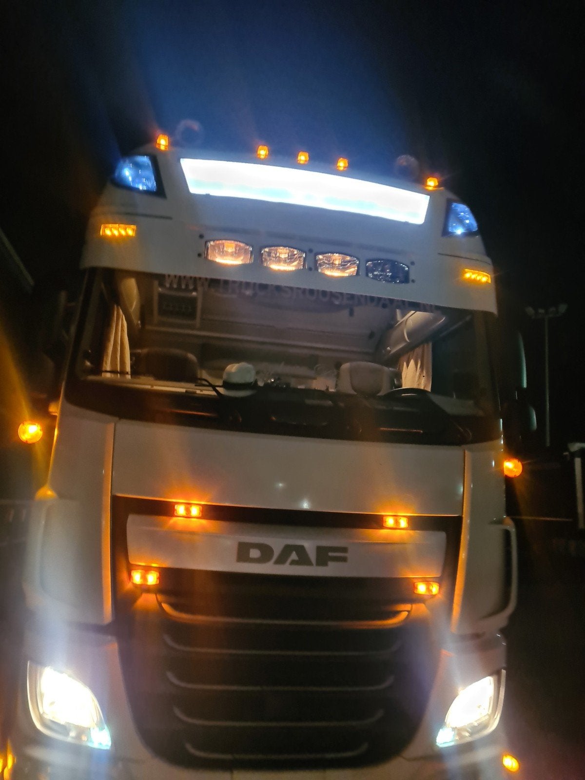 INTERNATIONAAL CE CHAUFFEUR BIED ZICH AAN