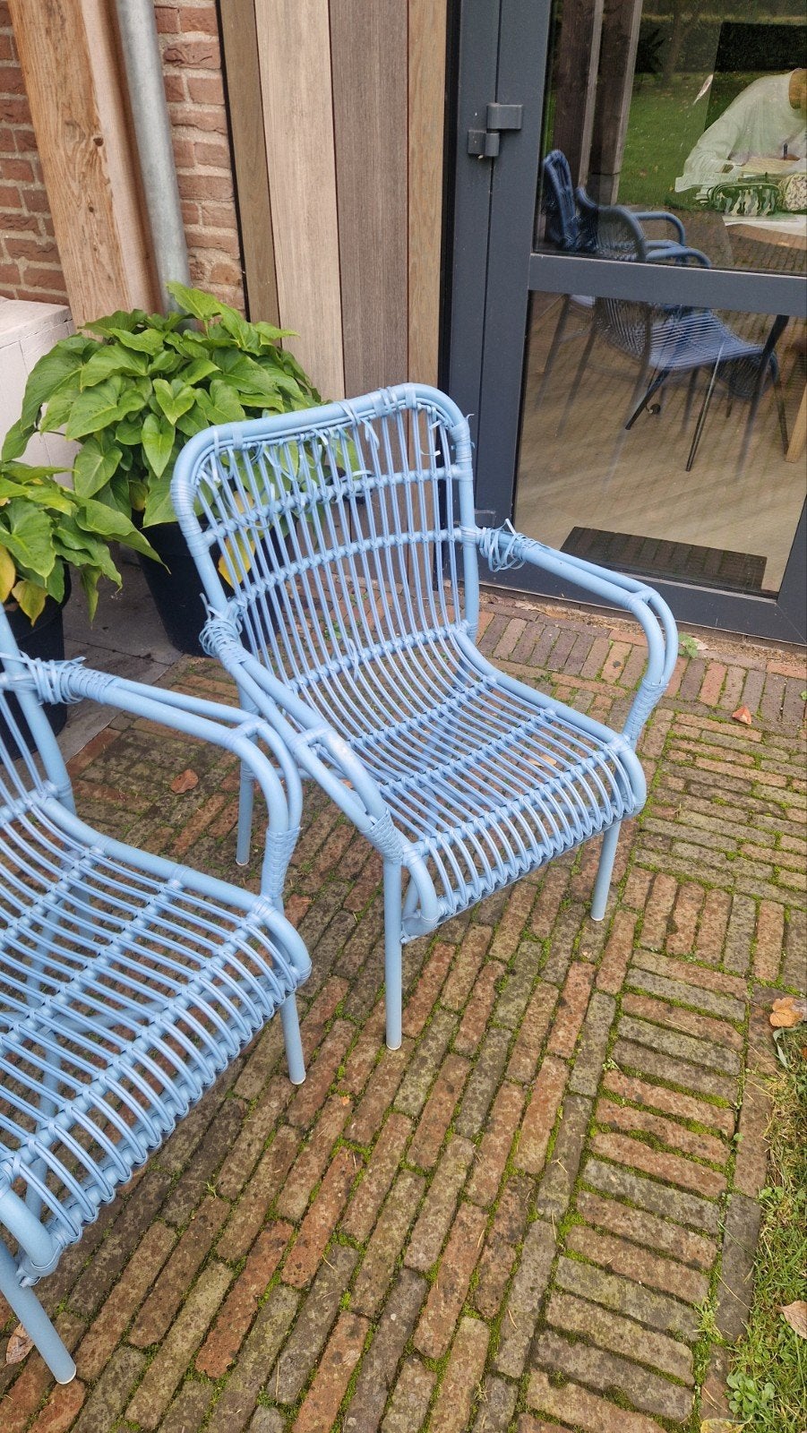 2x plastic rotan stoelen lichtblauw, Ophalen, Gebruikt, Rotan