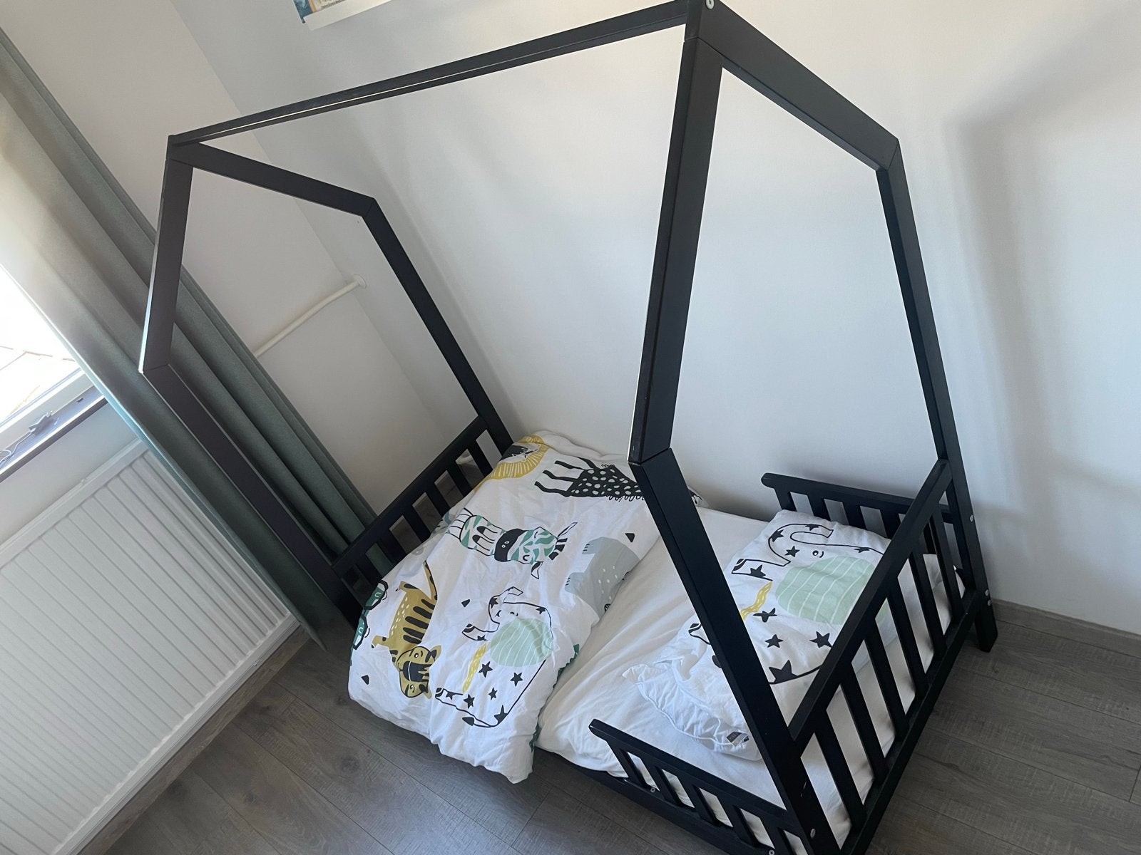 Zwart kinderbed huisbed 145x75 cm, Kinderen en Baby's, Ophalen, 70 tot 85 cm, 140 tot 160 cm, Zo goed als nieuw