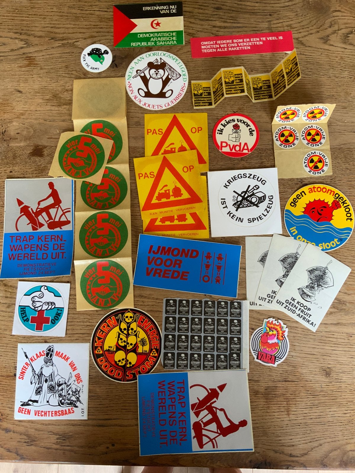 Vintage Activistische Stickers Stop de Bom Apartheid etc., Verzamelen, Ophalen of Verzenden, Zo goed als nieuw