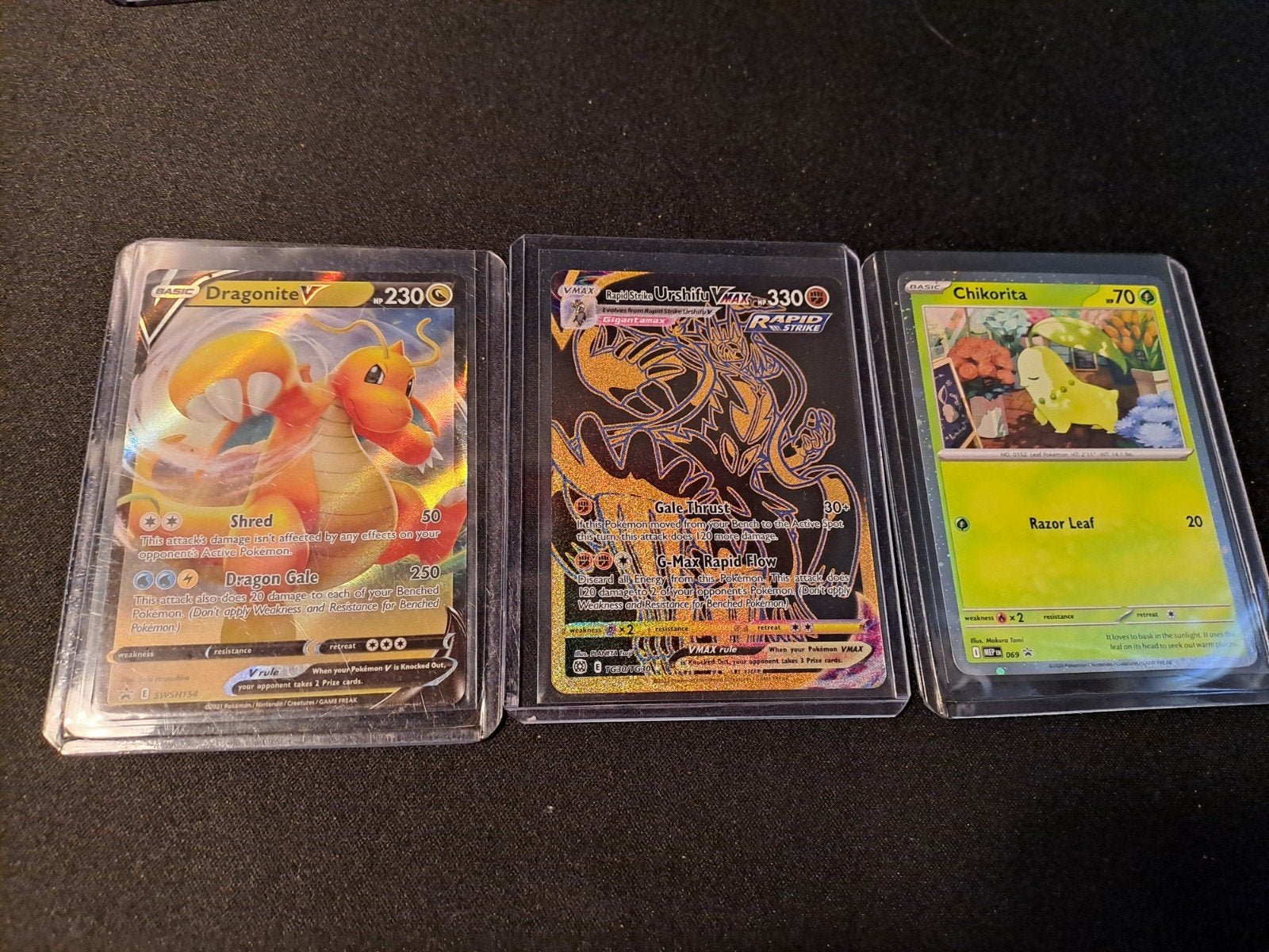 3 Pokémon kaarten: Dragonite V, Urshifu VMAX, Chikorita., Verzenden, Zo goed als nieuw, Meerdere kaarten, Foil