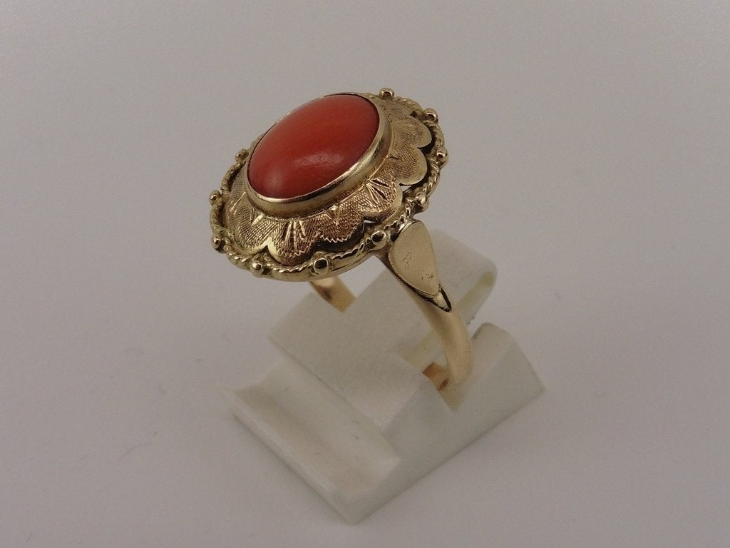 Gouden damesring met bloedkoraal                         G62, Sieraden, Tassen en Uiterlijk, 18 tot 19, Gebruikt, ., Ophalen of Verzenden