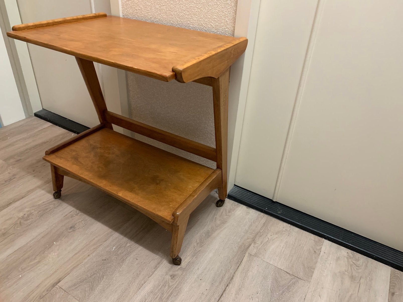Vintage teak bijzettafel op koperen wieltjes, Huis en Inrichting, Ophalen, Gebruikt, Vintage, 55 tot 75 cm
