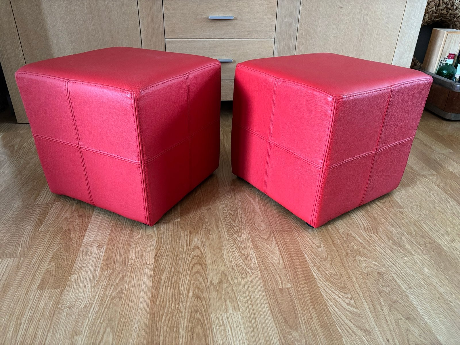 2 rode poefs / voetenbankjes, Minder dan 50 cm, Vierkant, Ophalen of Verzenden, Zo goed als nieuw