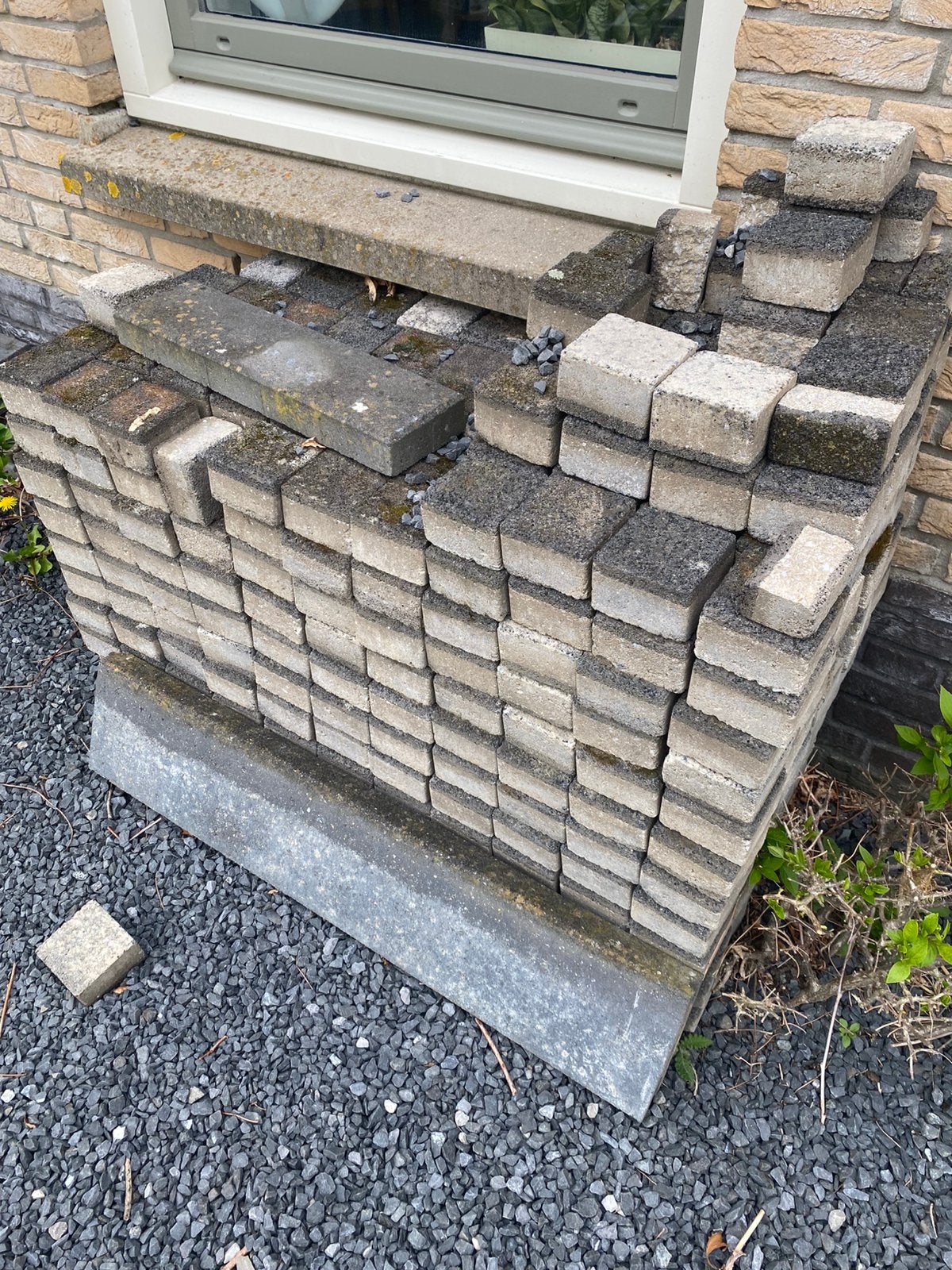 Gratis af te halen; stenen/klinkers 10x10 en wat sluitbanden, Ophalen, Gebruikt, Klinkers, 5 tot 10 m²