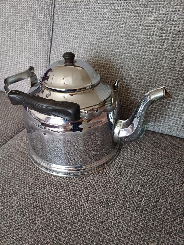 Mooie sierlijke oude ketel. 20 cm. hoog., Ophalen