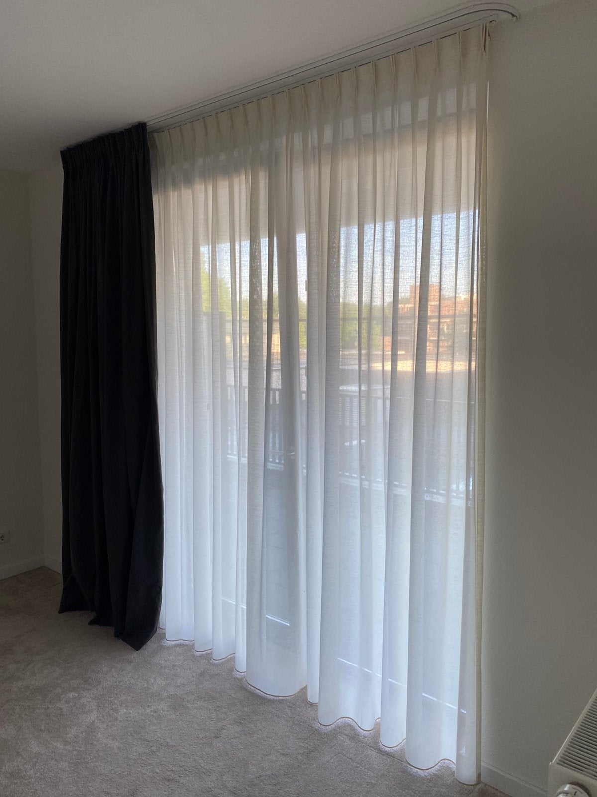 Luxe verduisterend grijs gordijn met plooi 295 x 259 cm, Huis en Inrichting, Kwantum, Verduisterend, 259 cm, Ophalen of Verzenden