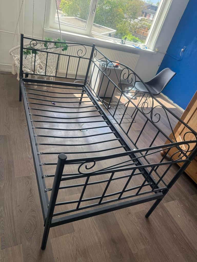 Meiden 1-persoons bed met stalen frame, Ophalen, Gebruikt, 90 cm, Eenpersoons
