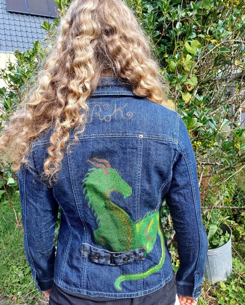 Gave spijkerjas met groene draak op de rug mt 38, Maat 38/40 (M), Blauw, EaRoKo, Ophalen of Verzenden