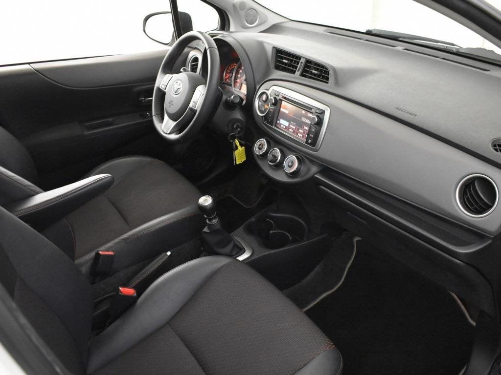 Toyota Yaris 1.3 VVT-i Aspiration | Panoramadak | Navigatie, Auto's, Voorwielaandrijving, Stof, 4 cilinders, Wit