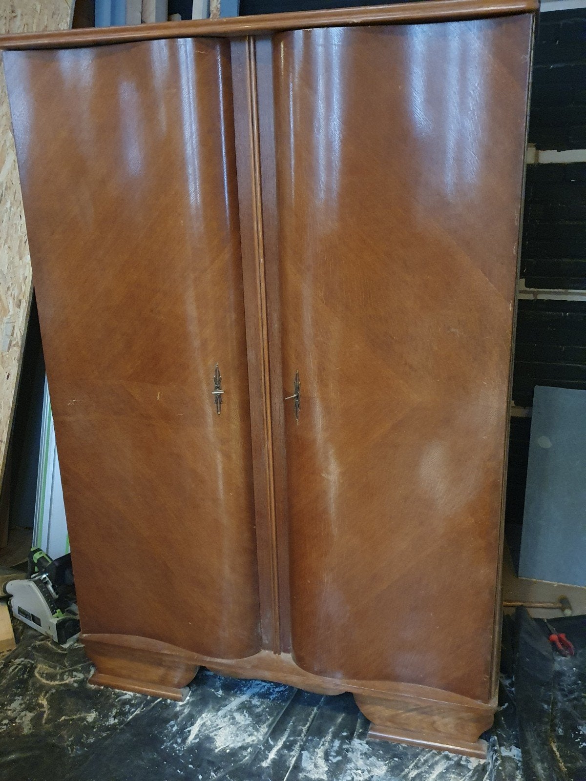 Vintage houten kledingkast met twee deuren, Antiek en Kunst, Ophalen