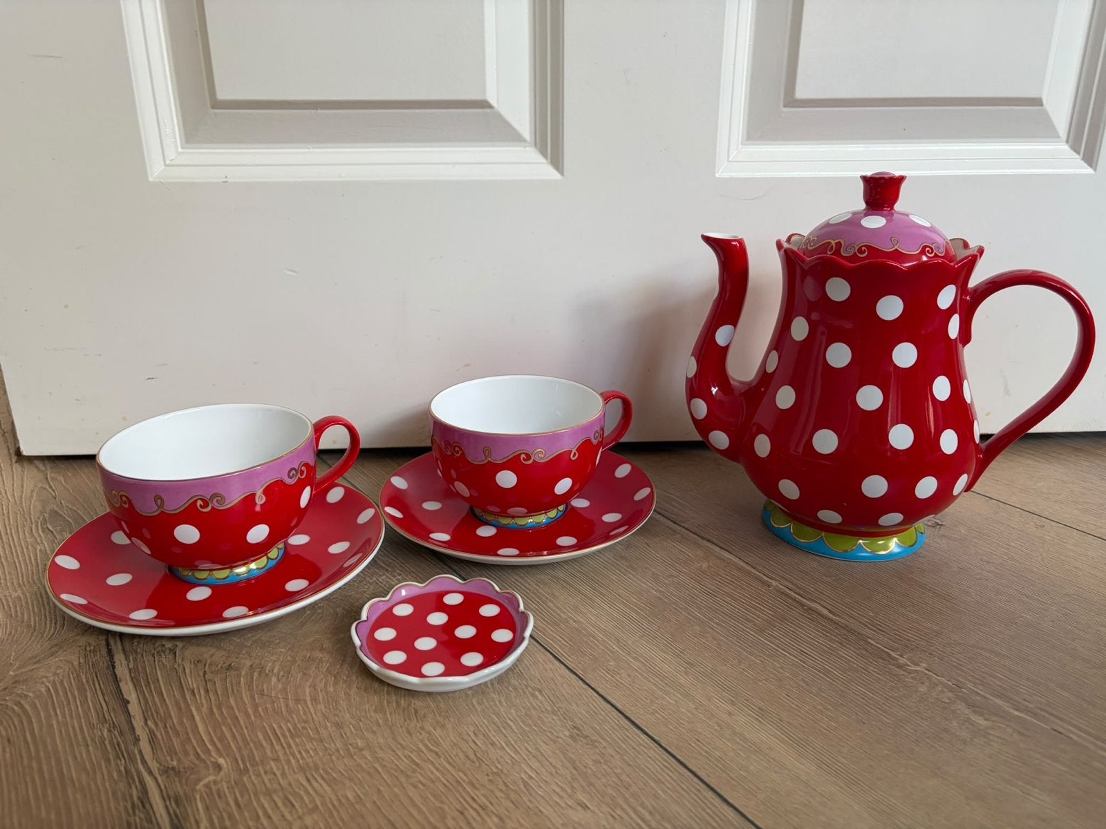 Oilily rood met stippen theepot, 2 kop & schotels en theetip, Overige merken, Ophalen of Verzenden, Zo goed als nieuw, Modern