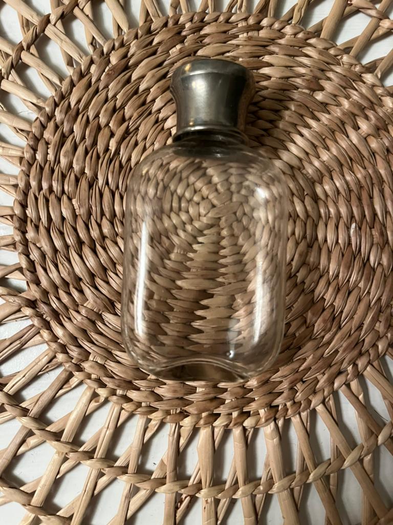 Antiek glazen parfumflesje met verzilverde dop, Antiek en Kunst, Ophalen of Verzenden