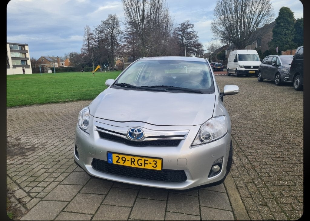 Toyota Auris 1.8 Hybrid 136PK Automaat / APK 06-2027, Auto's, Toyota, Euro 5, Stof, Zwart, 4 cilinders
