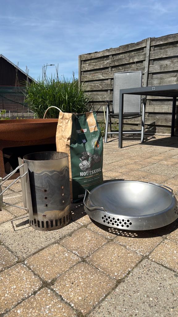 Weber bbq wokpan (nieuw) + Weber briketten\houtskool starter, Ophalen, Nieuw