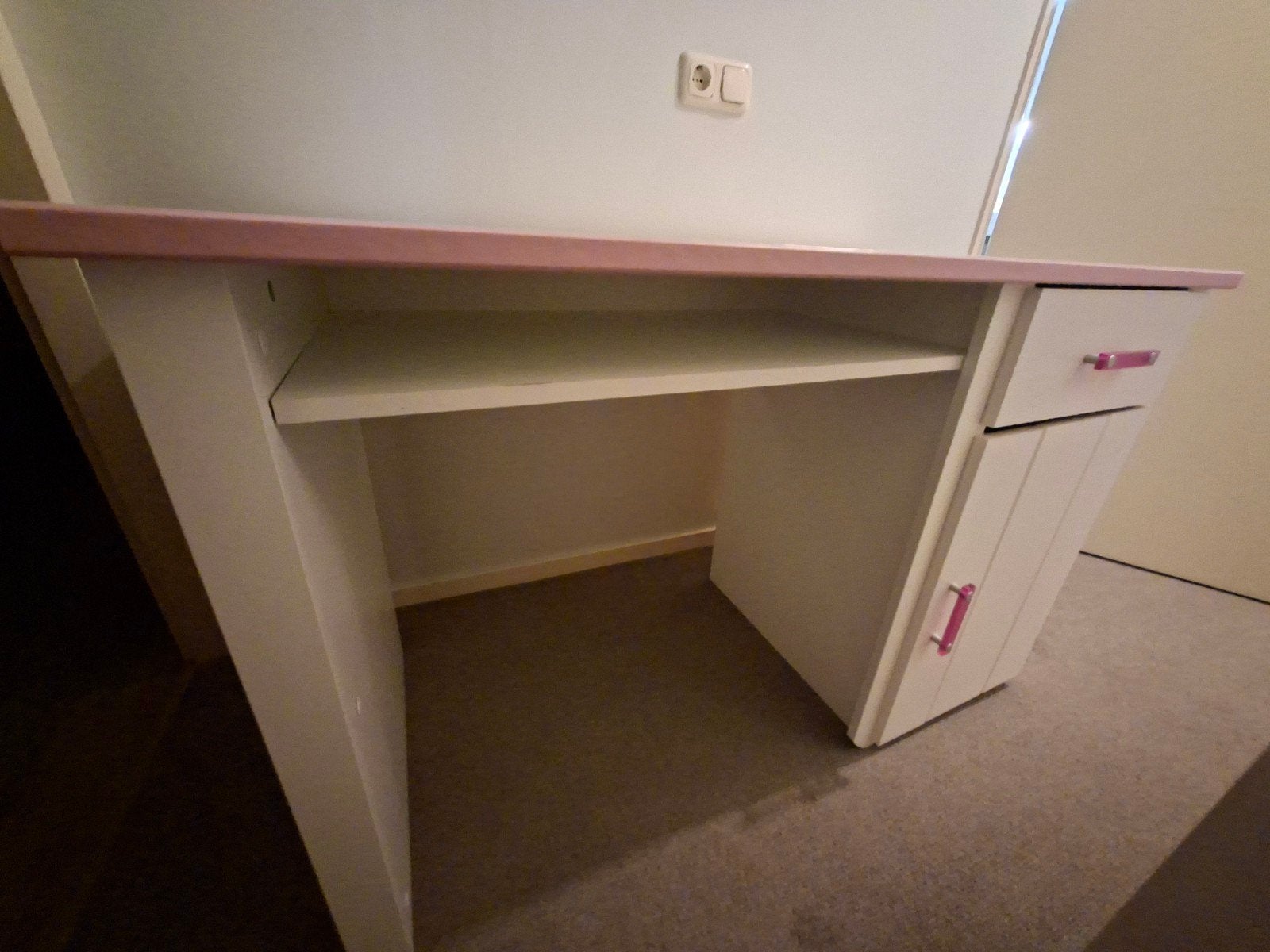 Kinderbureau Kiki wit/roze - 121x77x65 cm, Ophalen, Met lades, Gebruikt, Overige merken