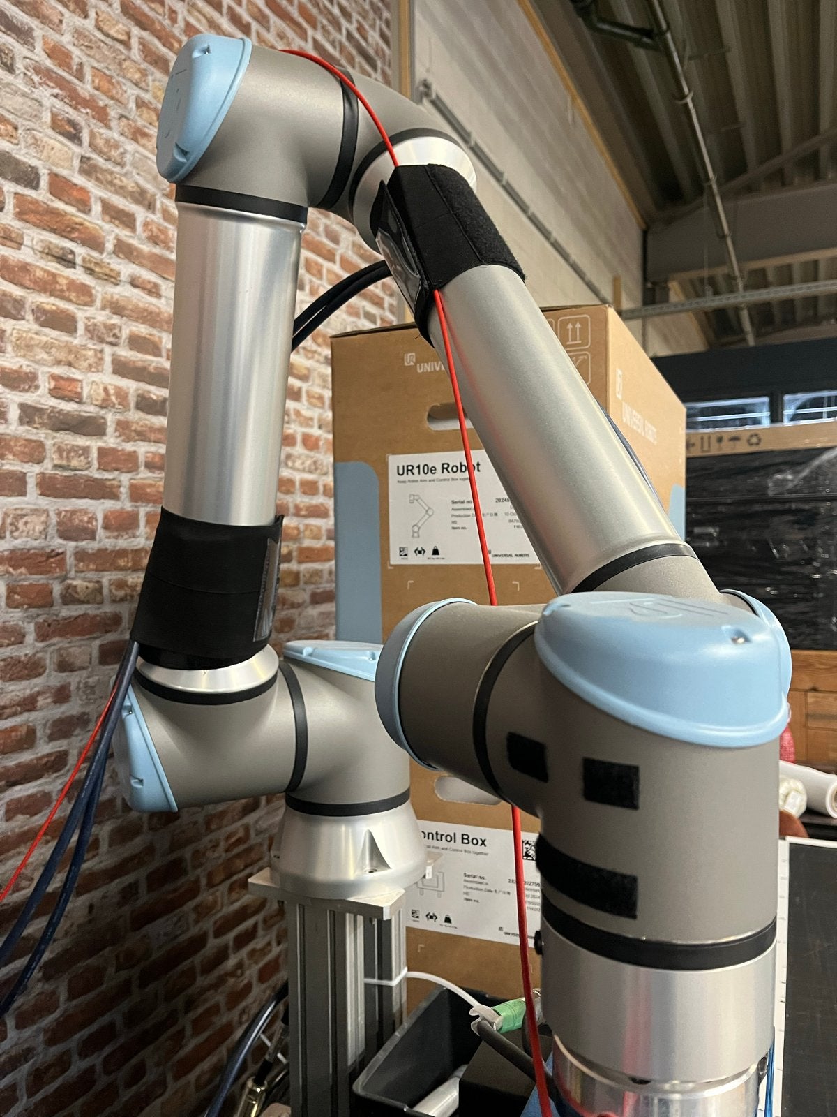 Universal Robots UR10e Robotarm met Control Box, Ophalen, Doos, 100 cm of meer, Minder dan 35 cm