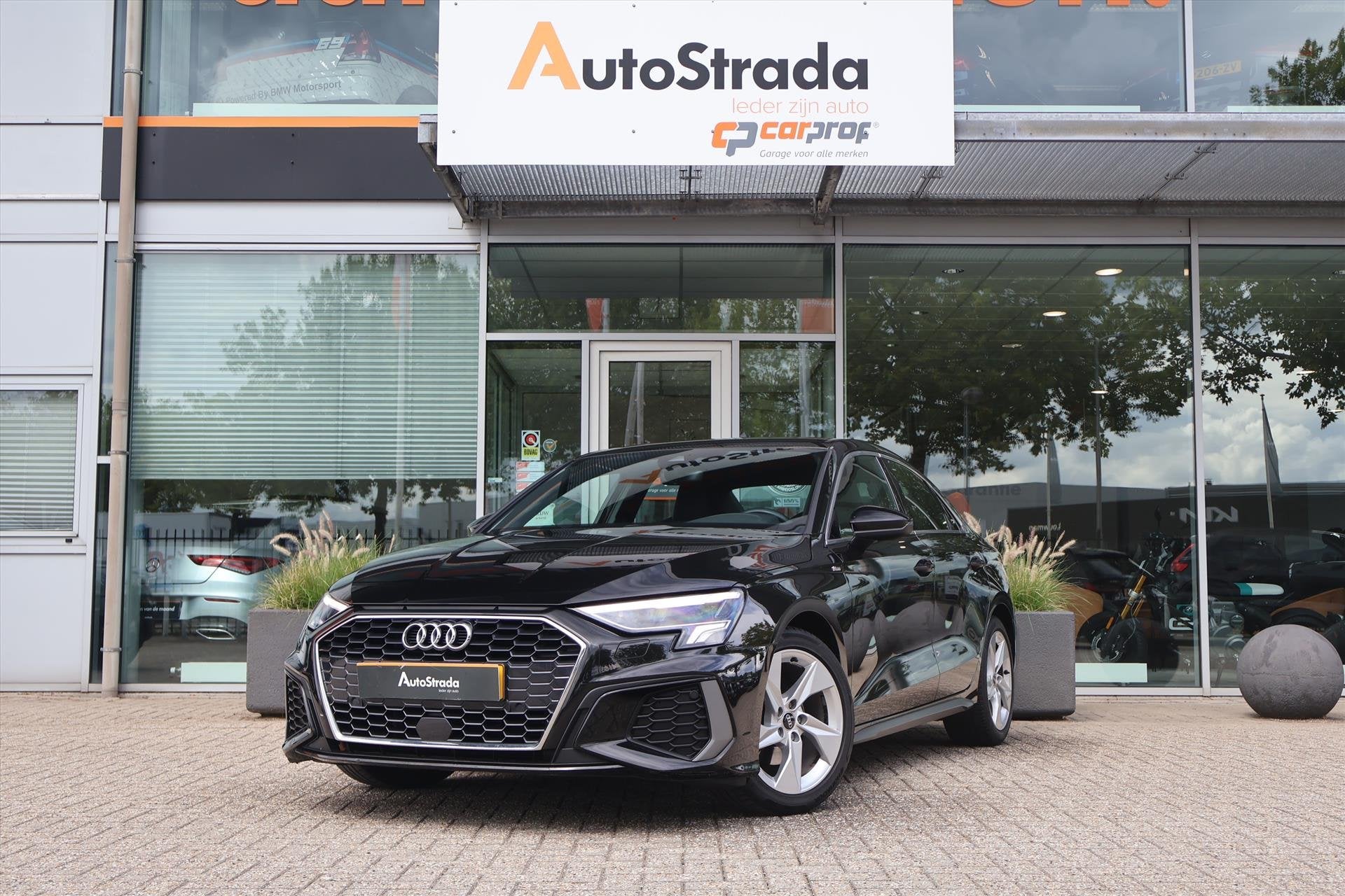 Audi A3 Limousine 30 TFSI S-Line 110pk | Climate | Cruise |, Auto's, Gebruikt, Met garantie (alle), Leder en Stof, Zwart