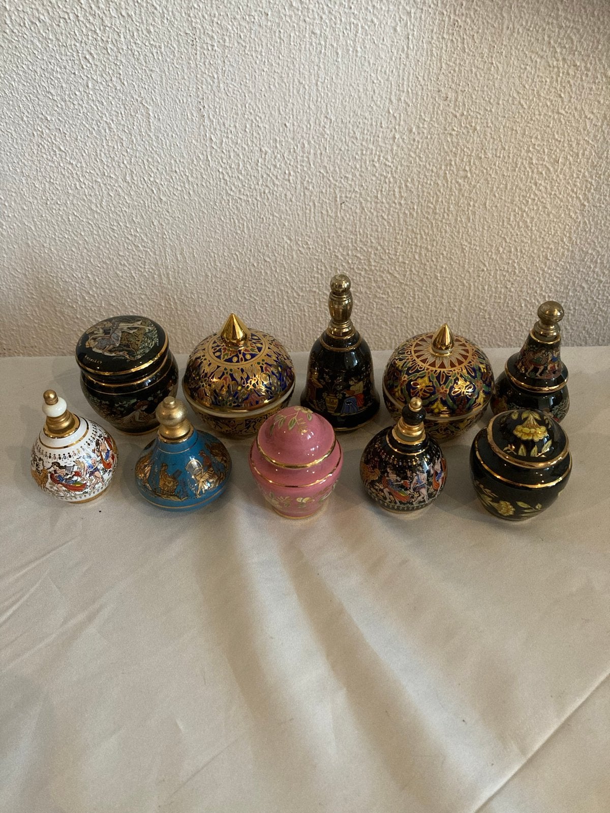 Griekse en Thaise porseleinen parfum potjes, zeer fraai deco, Ophalen of Verzenden