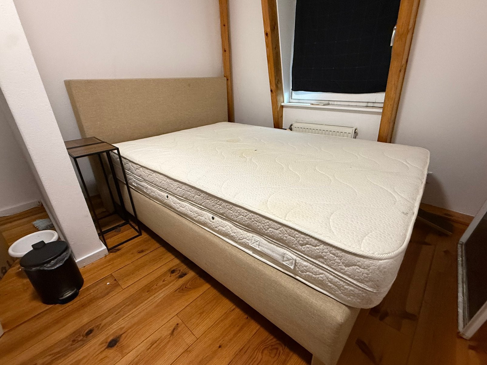 Beige boxspring bed 140cm bij 200cm