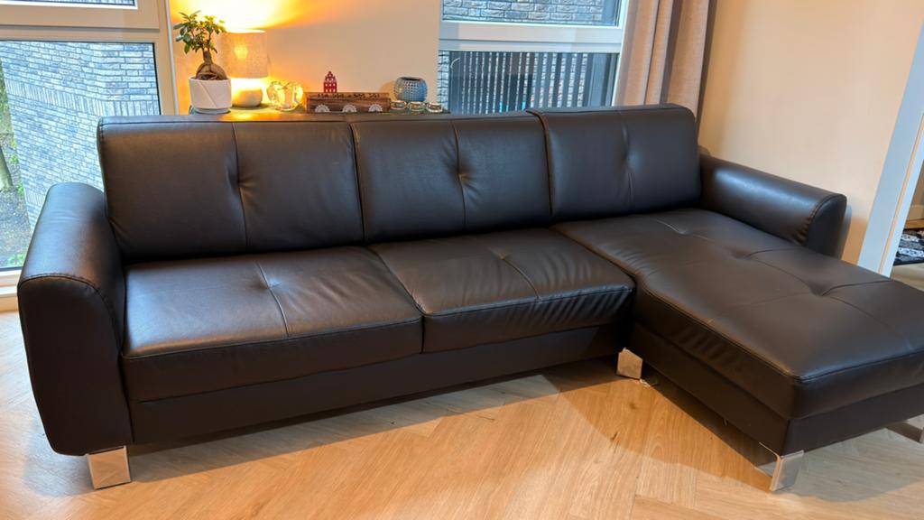 Black leather sofa,, veru comfortable and almost brand new., Huis en Inrichting, Banken | Sofa's en Chaises Longues, Ophalen, Zo goed als nieuw