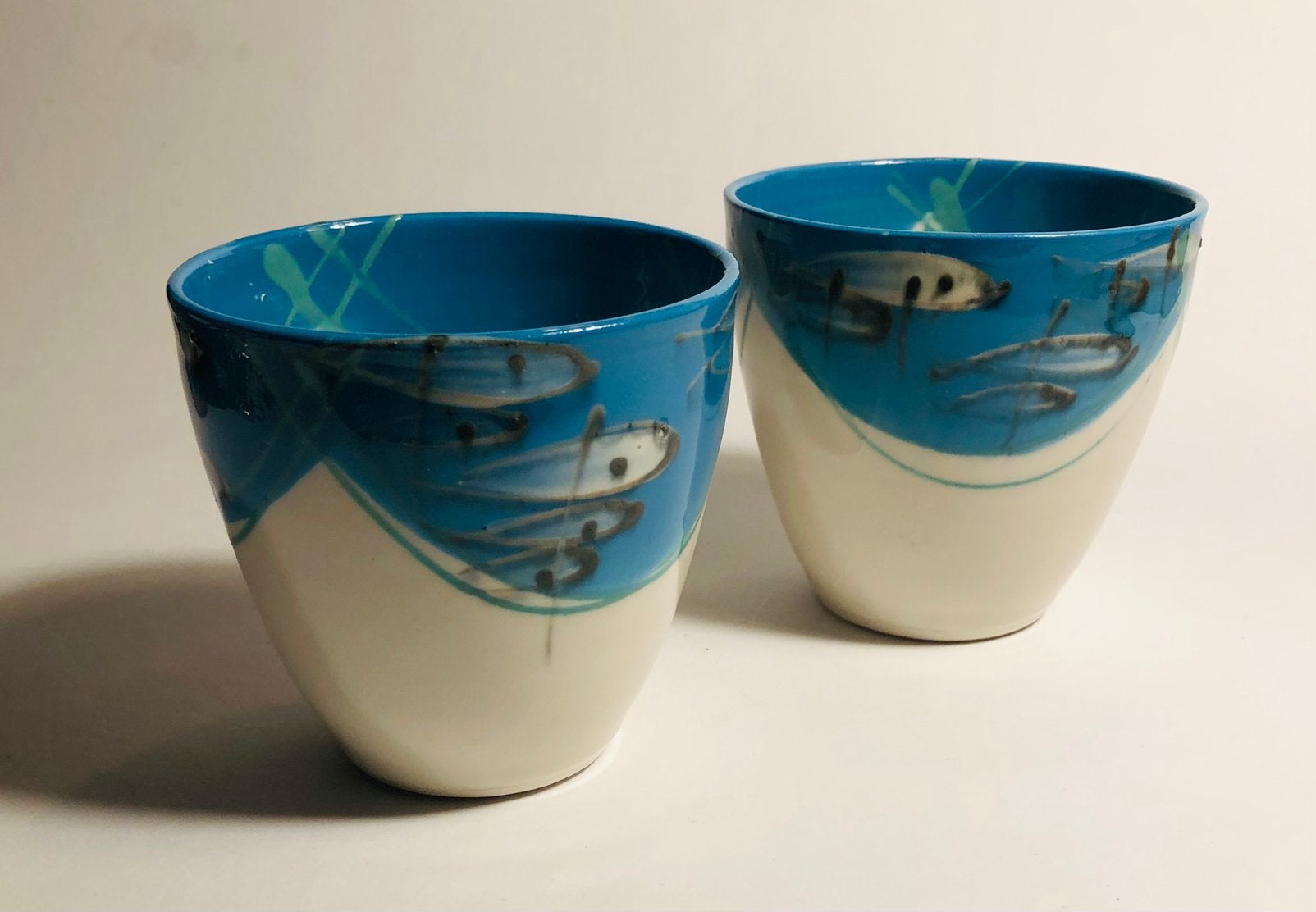 Twee theekopjes, handgemaakt, handbeschilderd, gesigneerd,, Antiek en Kunst, Ophalen of Verzenden