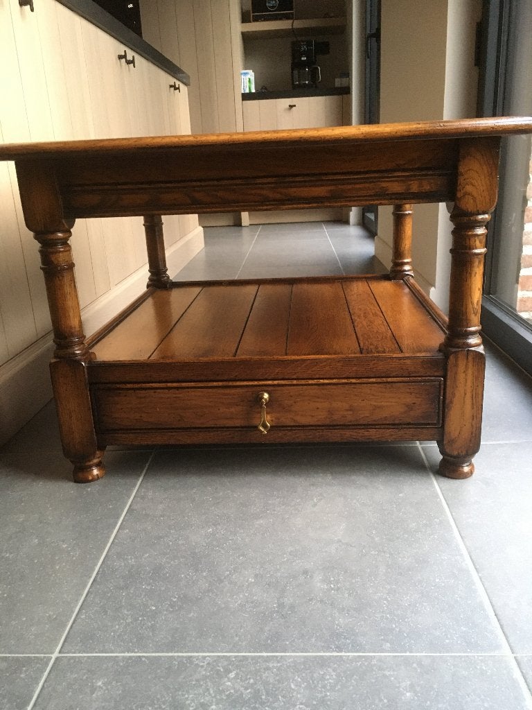 Zeer mooie klassiek eiken Engelse bijzettafel met lade, Huis en Inrichting, Tafels | Bijzettafels, Vierkant, Nieuw, 55 tot 75 cm
