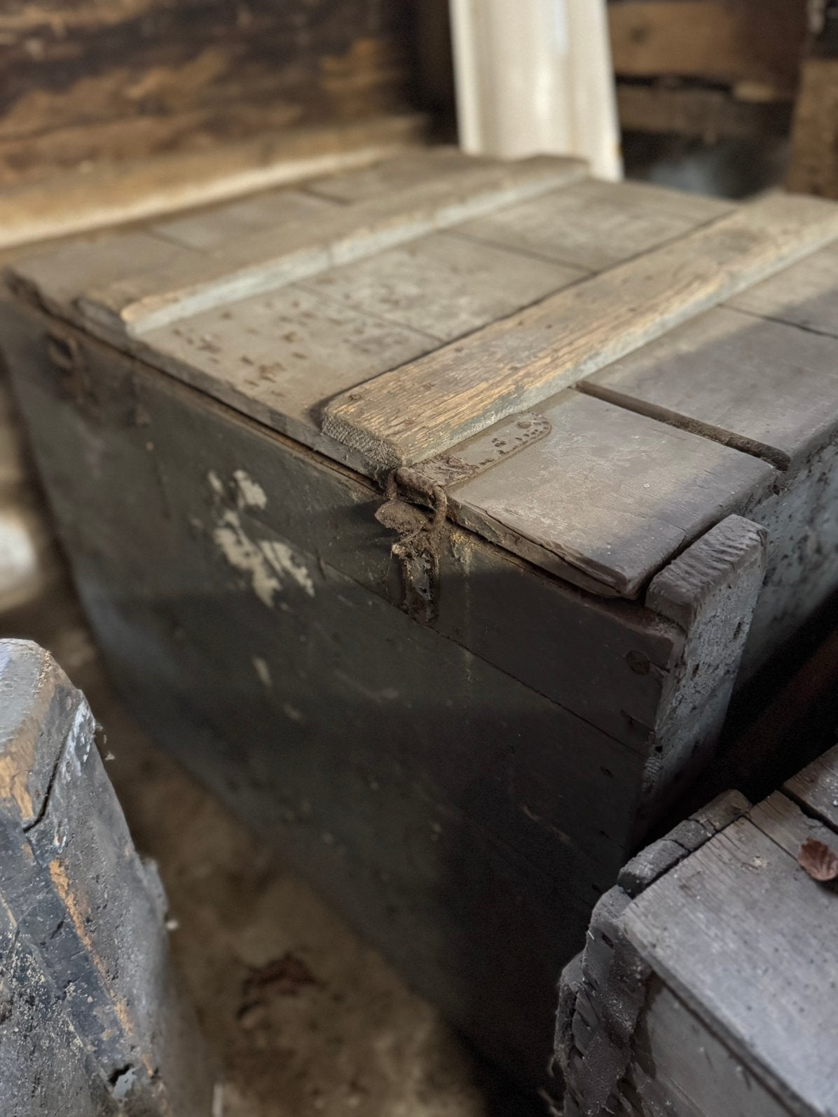 Vintage houten kist met metalen beslag, Antiek en Kunst, Ophalen