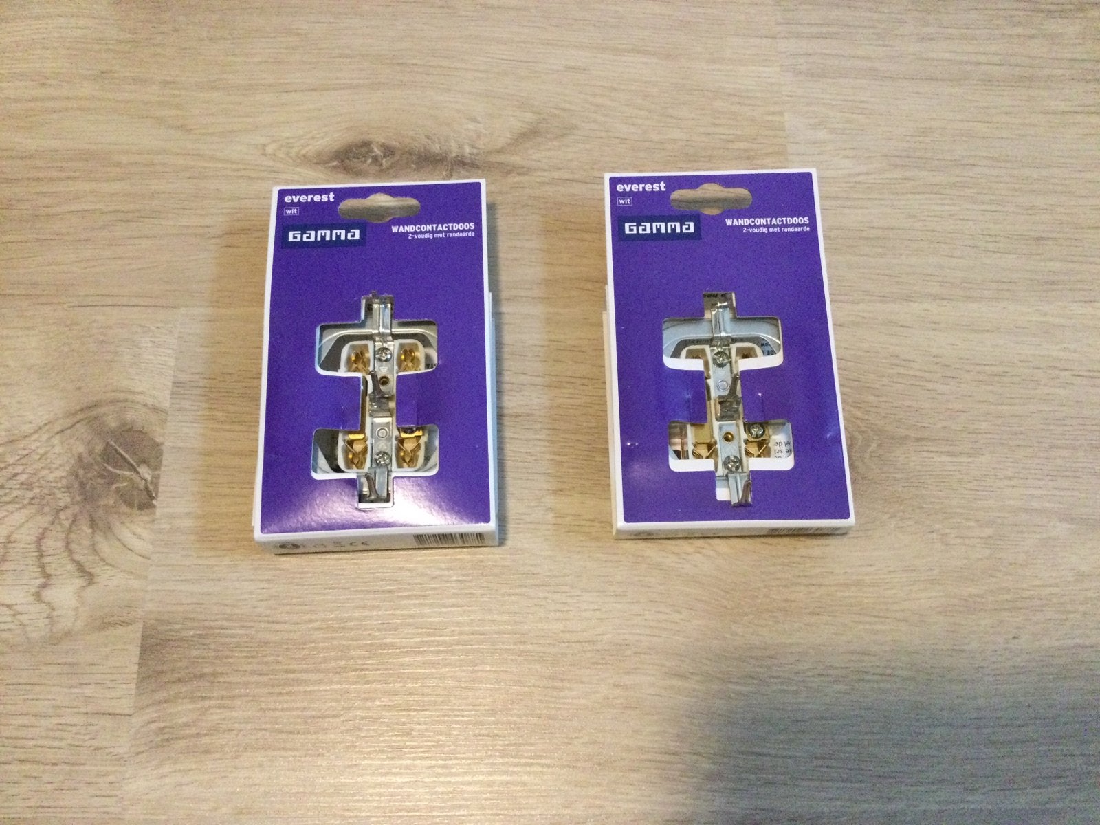 2 dubbele geaarde inbouw stopcontacten zonder kapjes, Doe-het-zelf en Verbouw, Ophalen, Nieuw, Gamma, Stopcontact