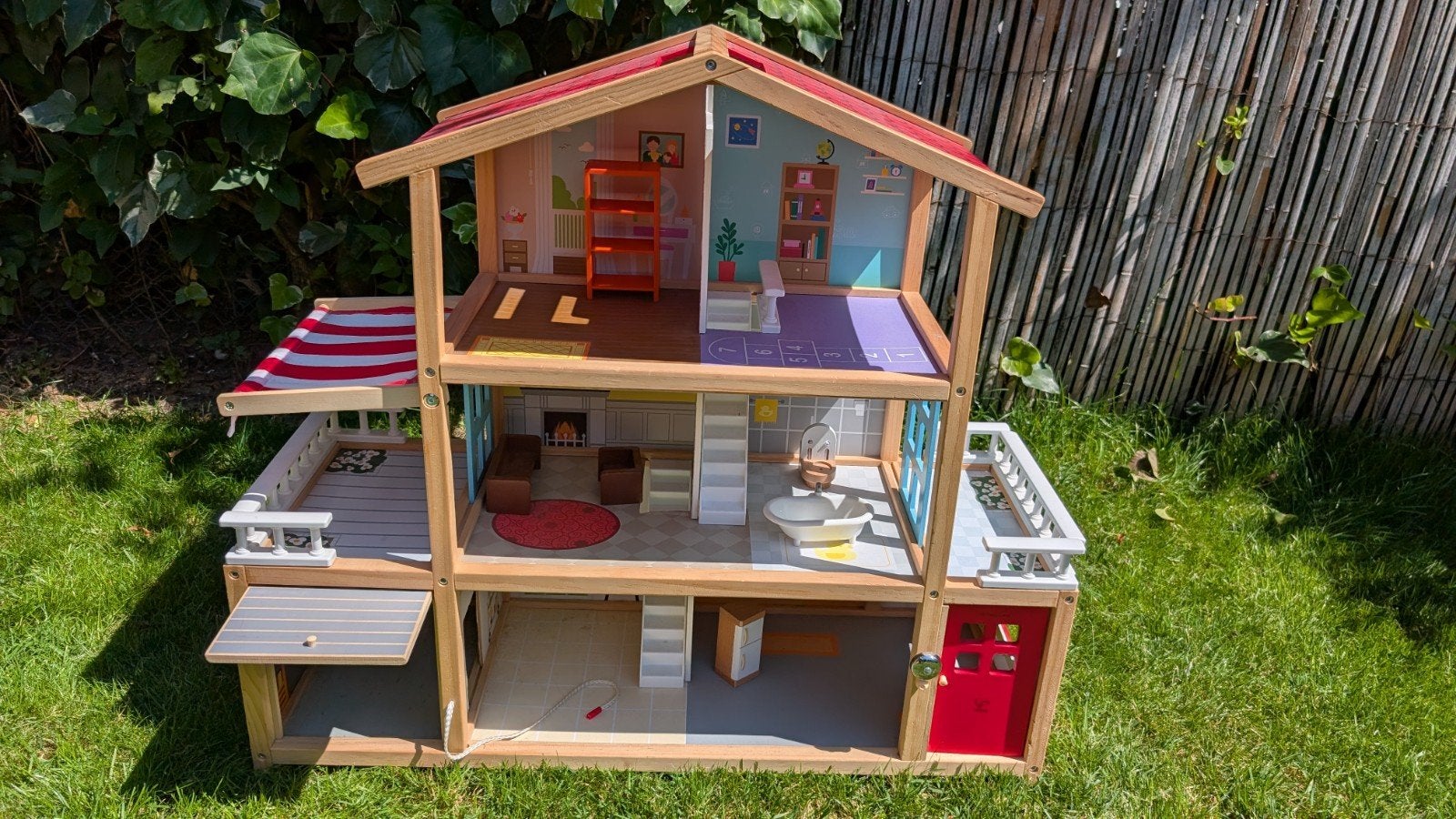Groot houten poppenhuis met meubels, Ophalen, Poppenhuis