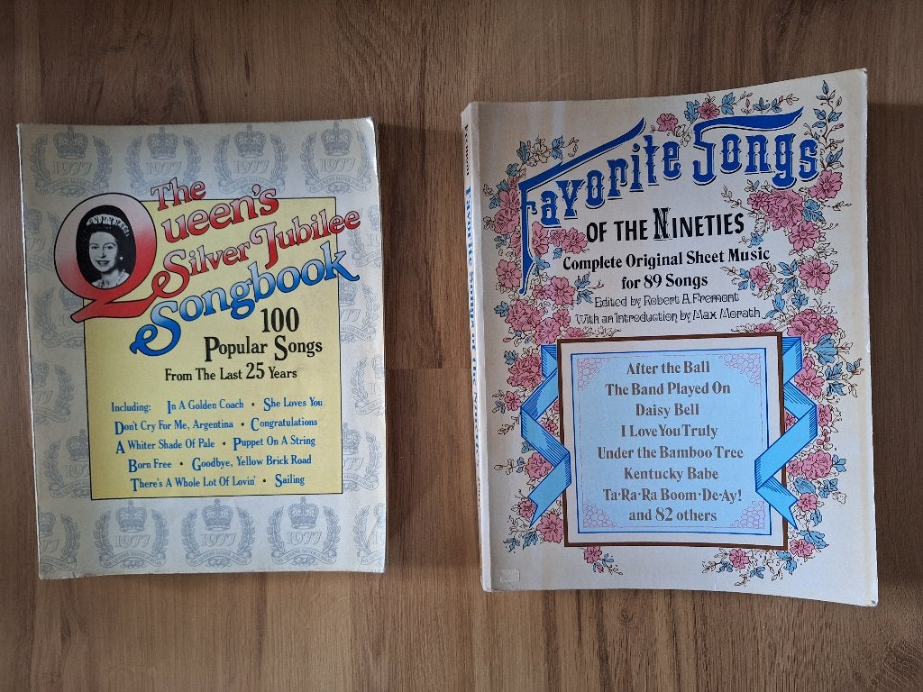 Muziekboeken: The Queen's Silver Jubilee & Favorite Songs, Gebruikt, Overige soorten, Ophalen of Verzenden, Gitaar