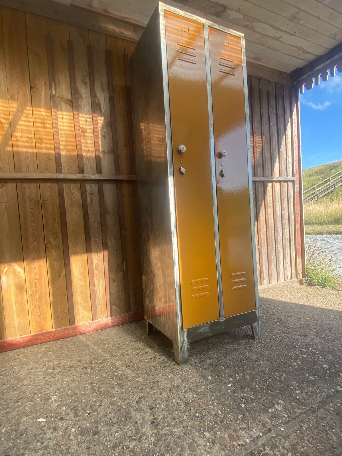 Vintage metalen locker met 2 deuren - Okergeel, Huis en Inrichting, Ophalen of Verzenden, Gebruikt