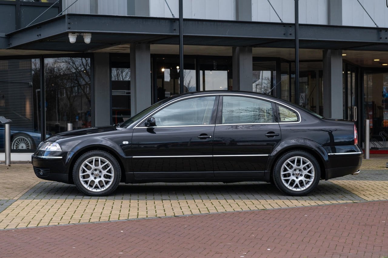 Volkswagen Passat 4.0 W8 4MOTION (bj 2003, automaat), Gebruikt, 8 cilinders, Zwart, Bedrijf