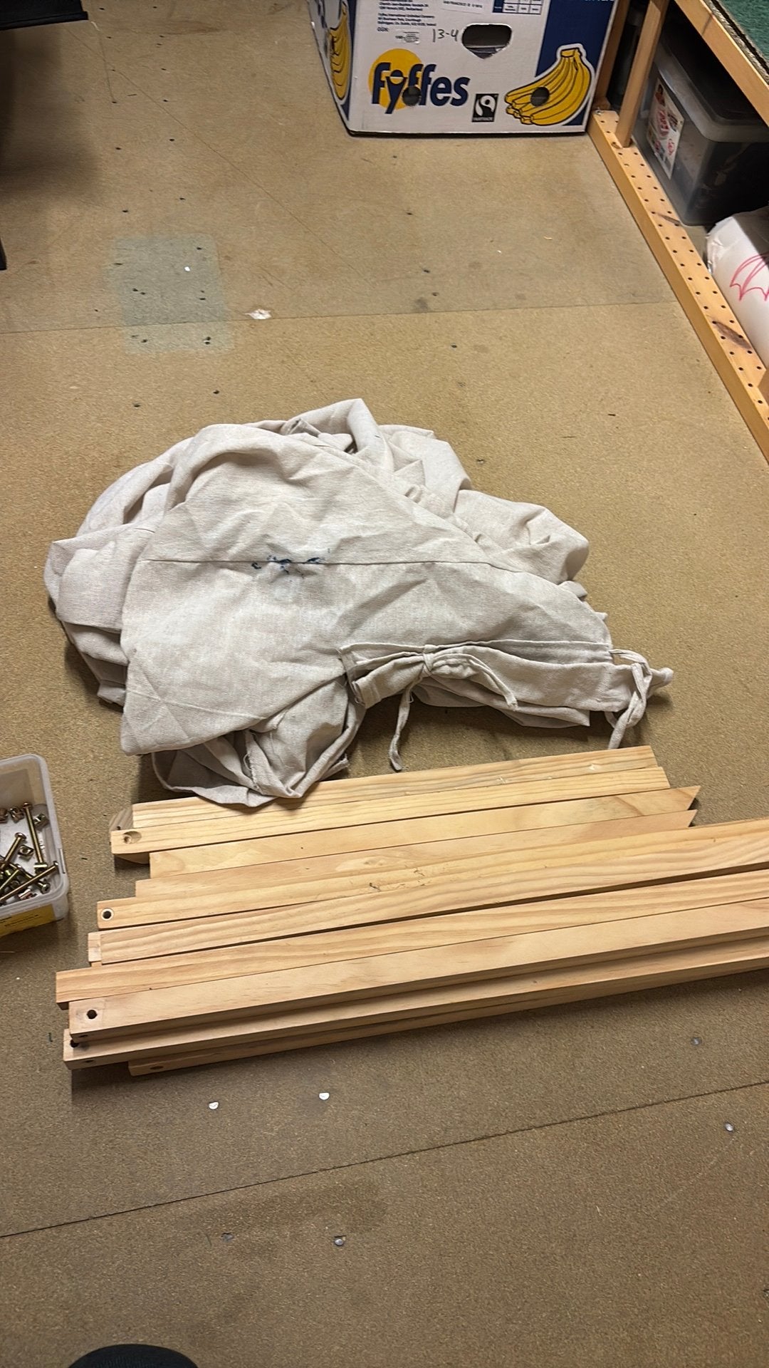 Houten speelhuisje met katoenen stof - Schroeven ontbreken, Ophalen, Gebruikt, Hout