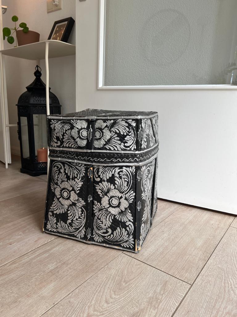 Decoratieve opbergmand met zilveren bloemmotieven, Ophalen, Overige materialen, Gebruikt, 50 tot 100 cm