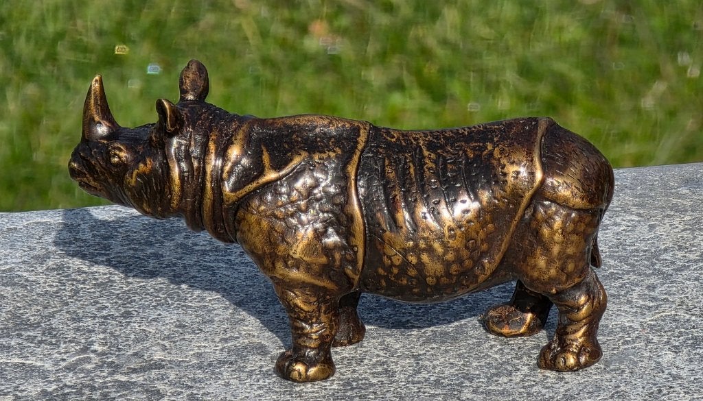 NEUSHOORN / bronzen beeld / 6,5 cm hoog