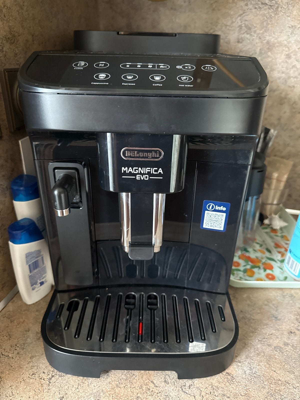 Delonghi Magnifica Evo volautomaat met melkopschuimer, Espresso apparaat, Koffiebonen, Zo goed als nieuw, 2 tot 4 kopjes