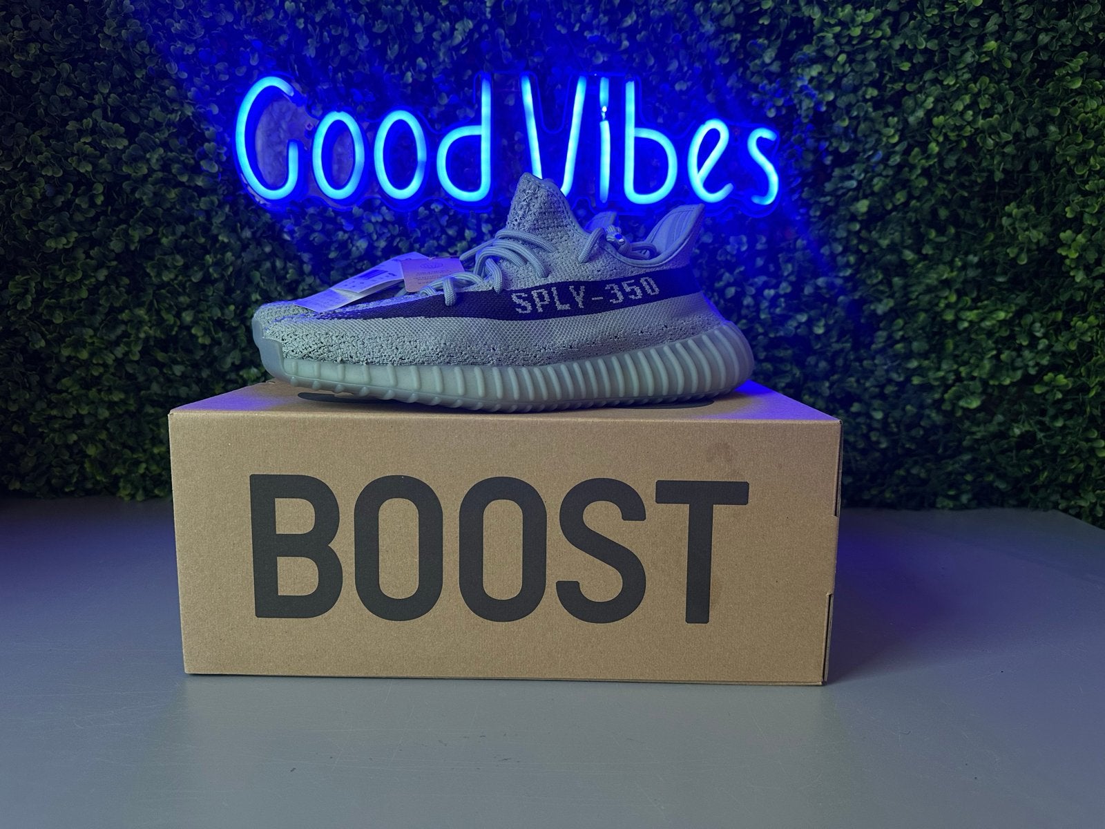 Yeezy Sply 350 V2 Salt - Maat 42 2/3, Ophalen of Verzenden, Nieuw, Overige kleuren, Sneakers of Gympen