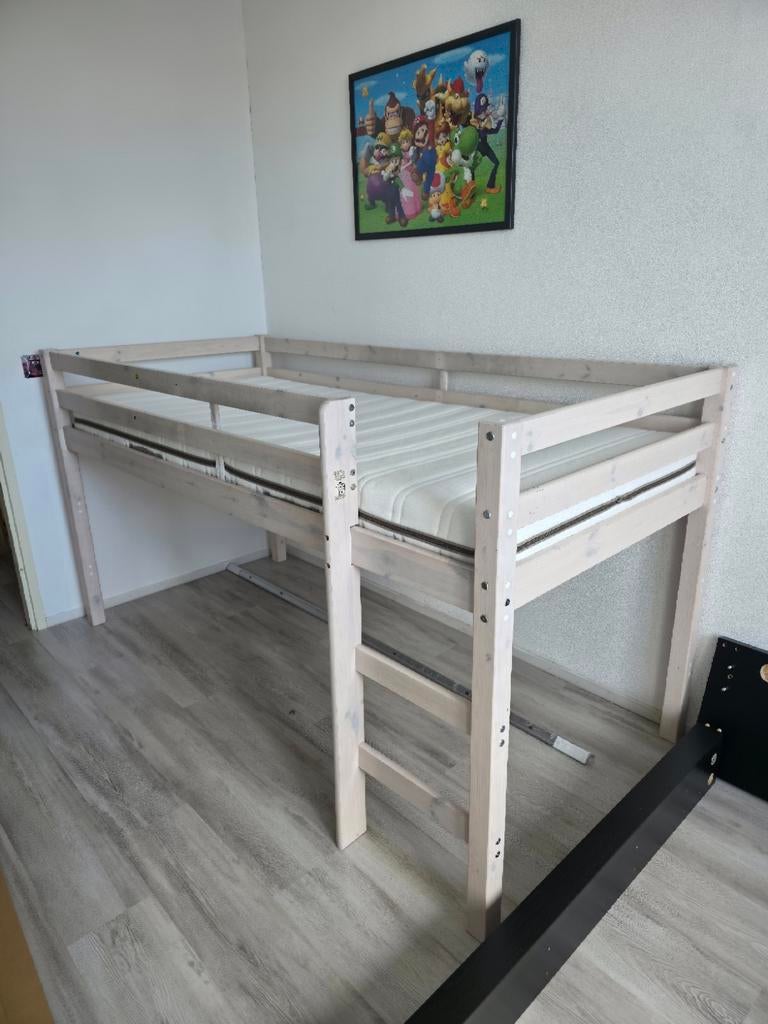 Halfhoogslaper bed met lattenbodem en schoon matras, Gebruikt, 90 cm, Eenpersoons, Ophalen of Verzenden