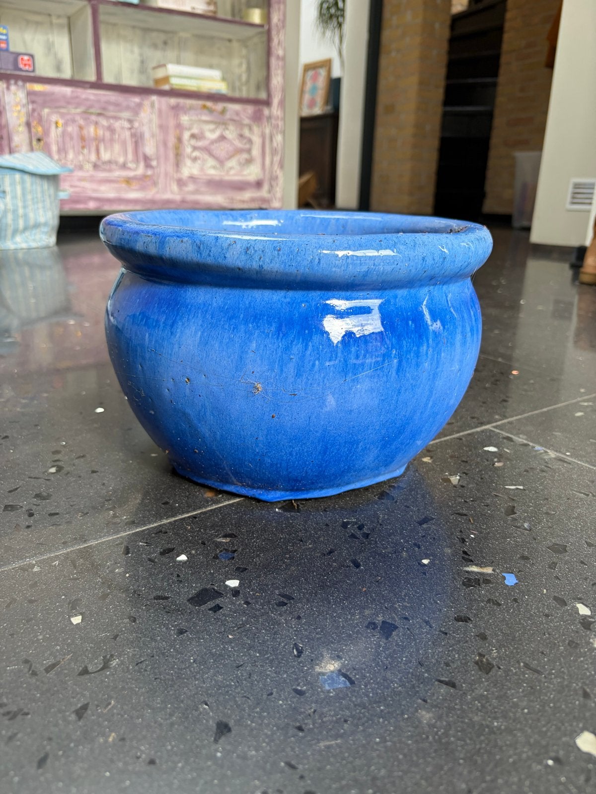 Blauwe bloempot van aardewerk en lange glazen vaas, Tuin en Terras, 25 tot 40 cm, Gebruikt, Rond, Binnen