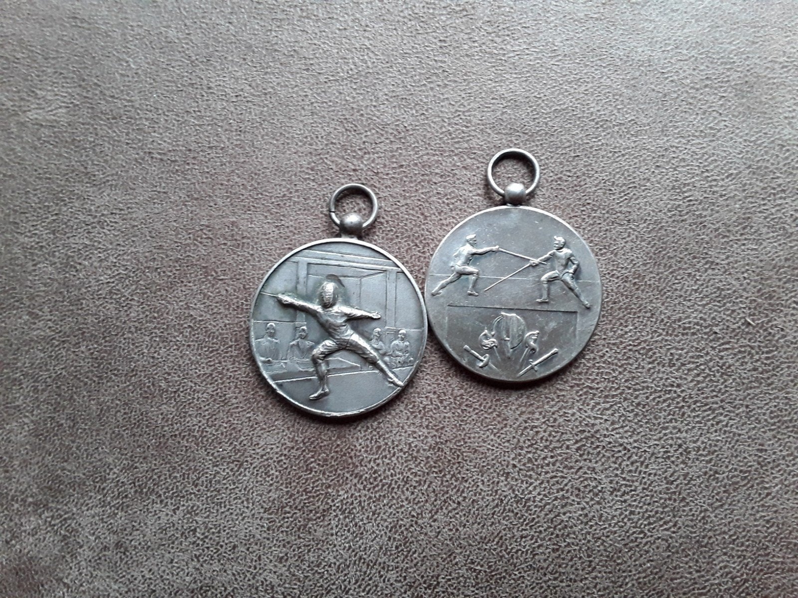 Twee mooie schermmedailles K.O.O.S schermbond floret degen, Ophalen of Verzenden, Overige materialen