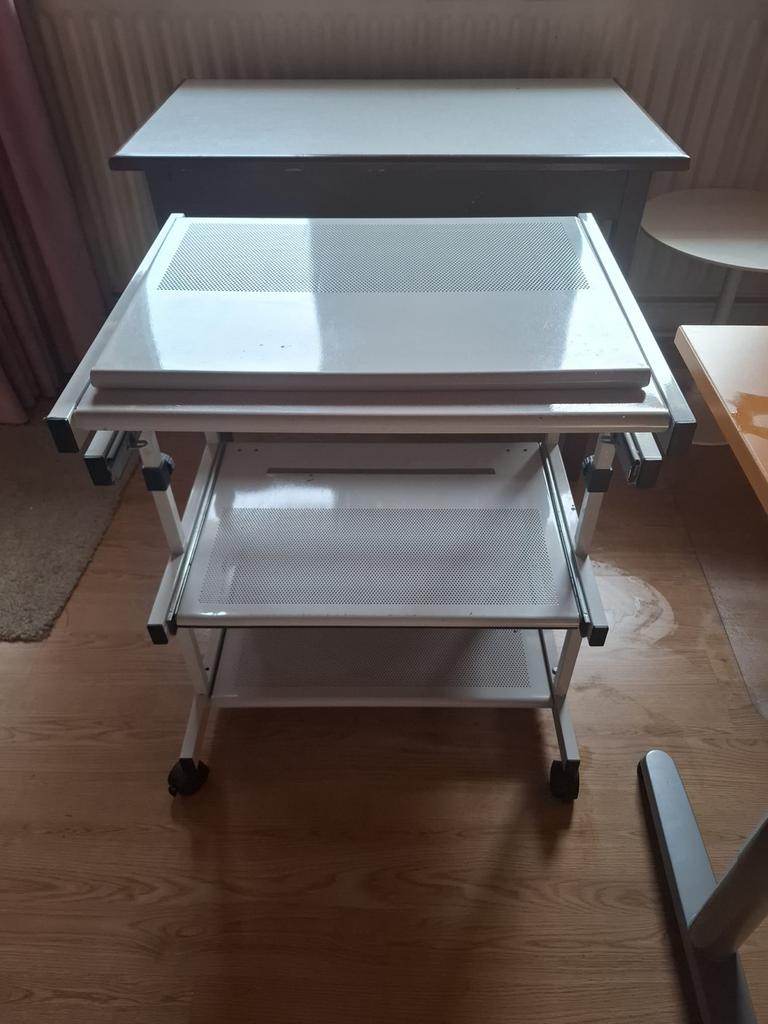 Verrijdbaar bijzettafeltje / laptoptafel, Ophalen, Gebruikt, 70 tot 120 cm, Metaal