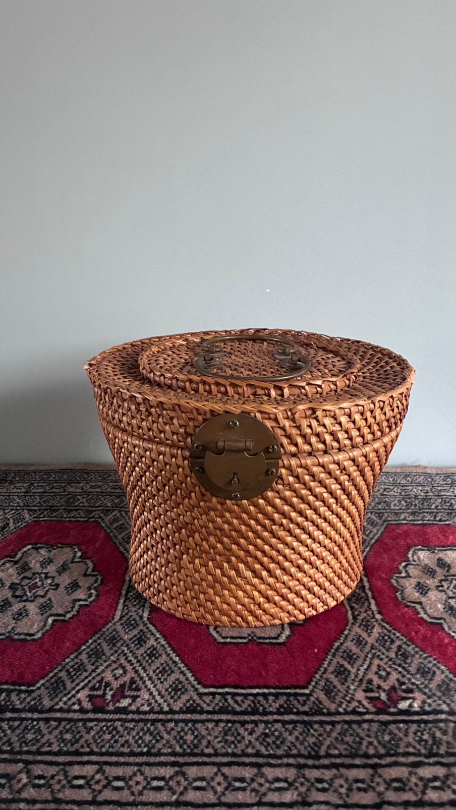 Vintage Chinese rotan theemand / opbergmand messing sluiting, Rond, Ophalen of Verzenden, Zo goed als nieuw, Gevlochten
