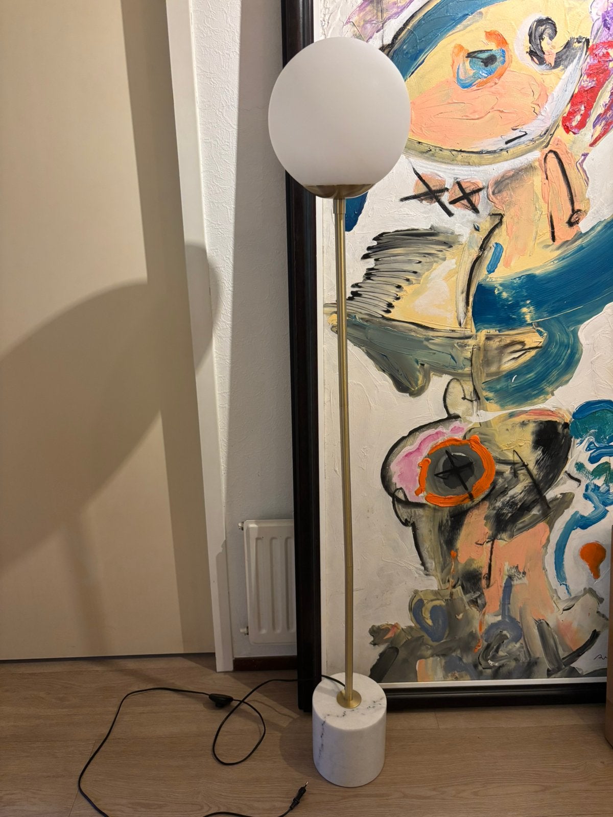 Stijlvolle vloerlamp met marmeren voet en gouden details, Ophalen, Zo goed als nieuw