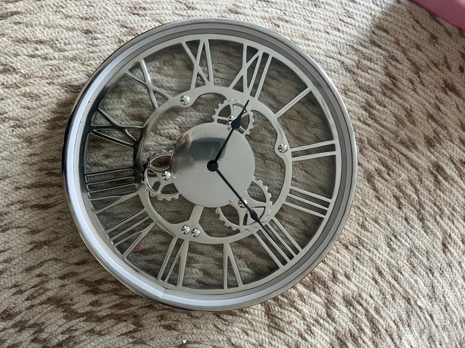 Grote zilverkleurige wandklok met Romeinse cijfers, Zichtbaar uurwerk, Analoog, Ophalen of Verzenden, Zilver