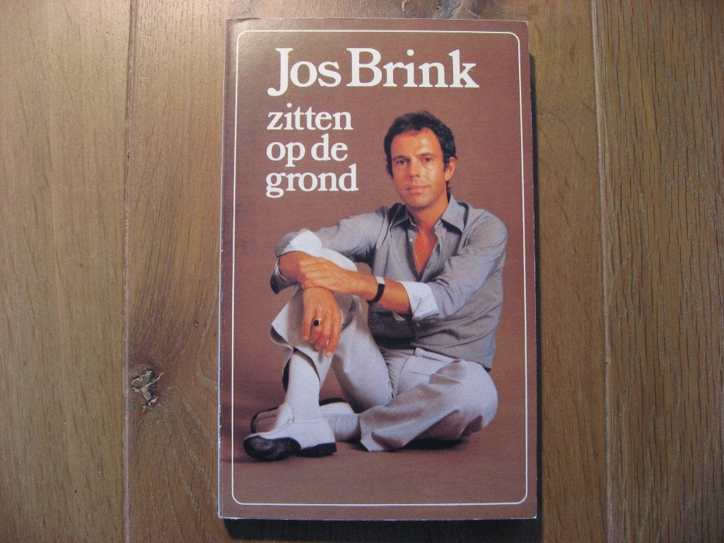 Jos Brink, zitten op de grond, Boeken, Verzenden, Zo goed als nieuw, Jos Brink