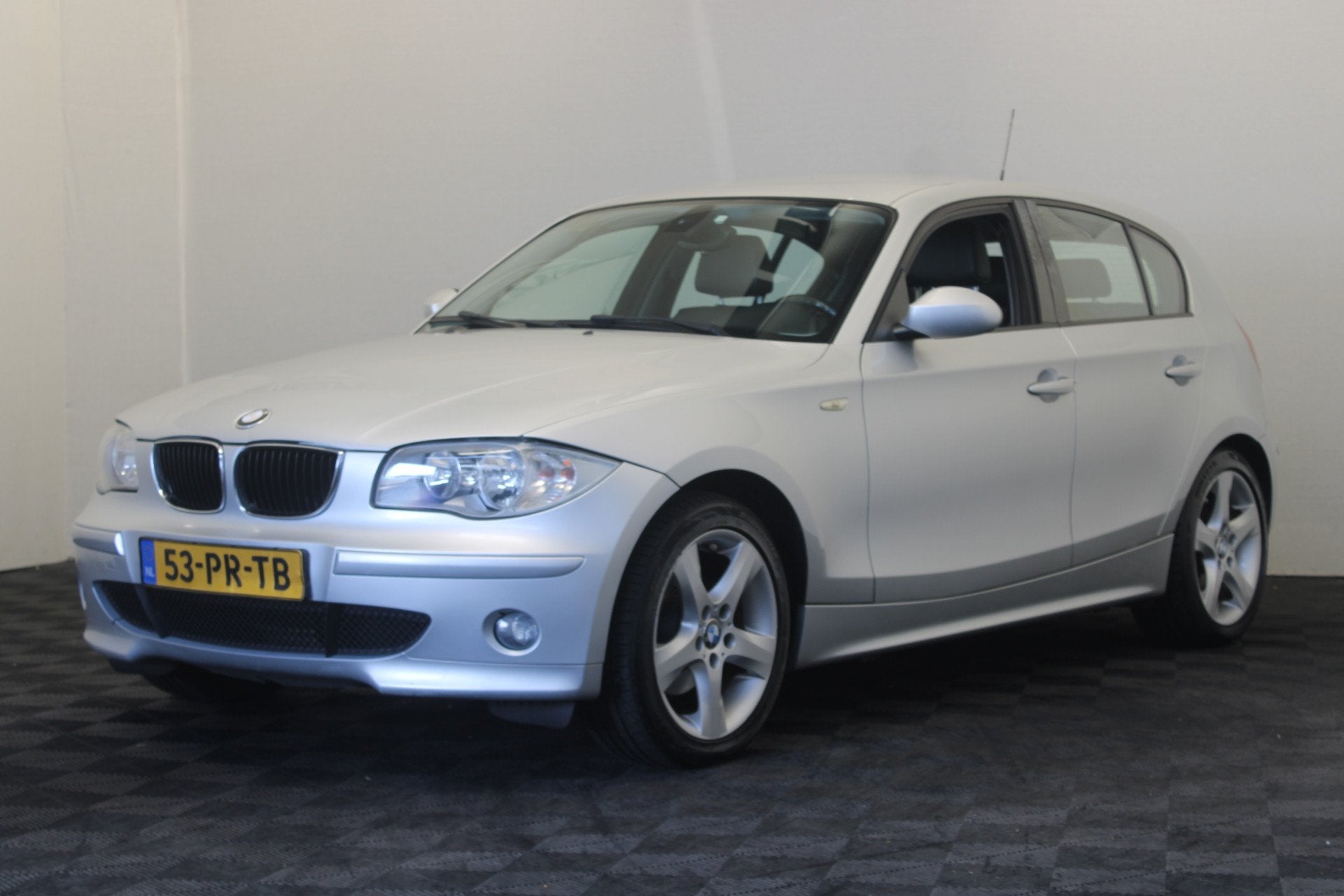 BMW 1-serie 120i High Executive (bj 2004, automaat), Auto's, Zwart, 4 cilinders, 150 pk, Zilver of Grijs