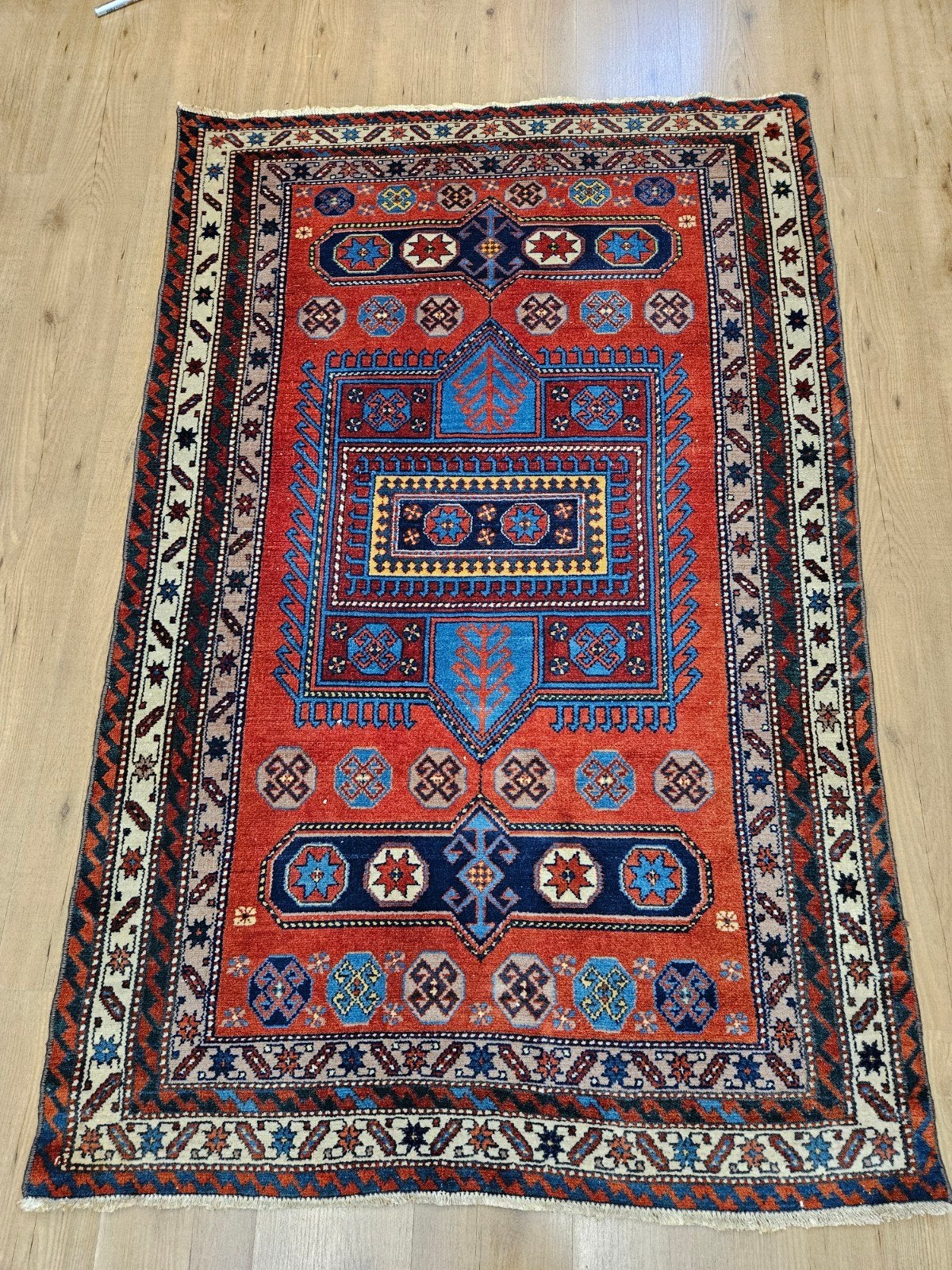 Handgeknoopt perzisch tapijt shirvan 176x115

Het kl, Info@SlatsAntiek.nl, Tweedehands, 100 tot 150 cm, Perzisch