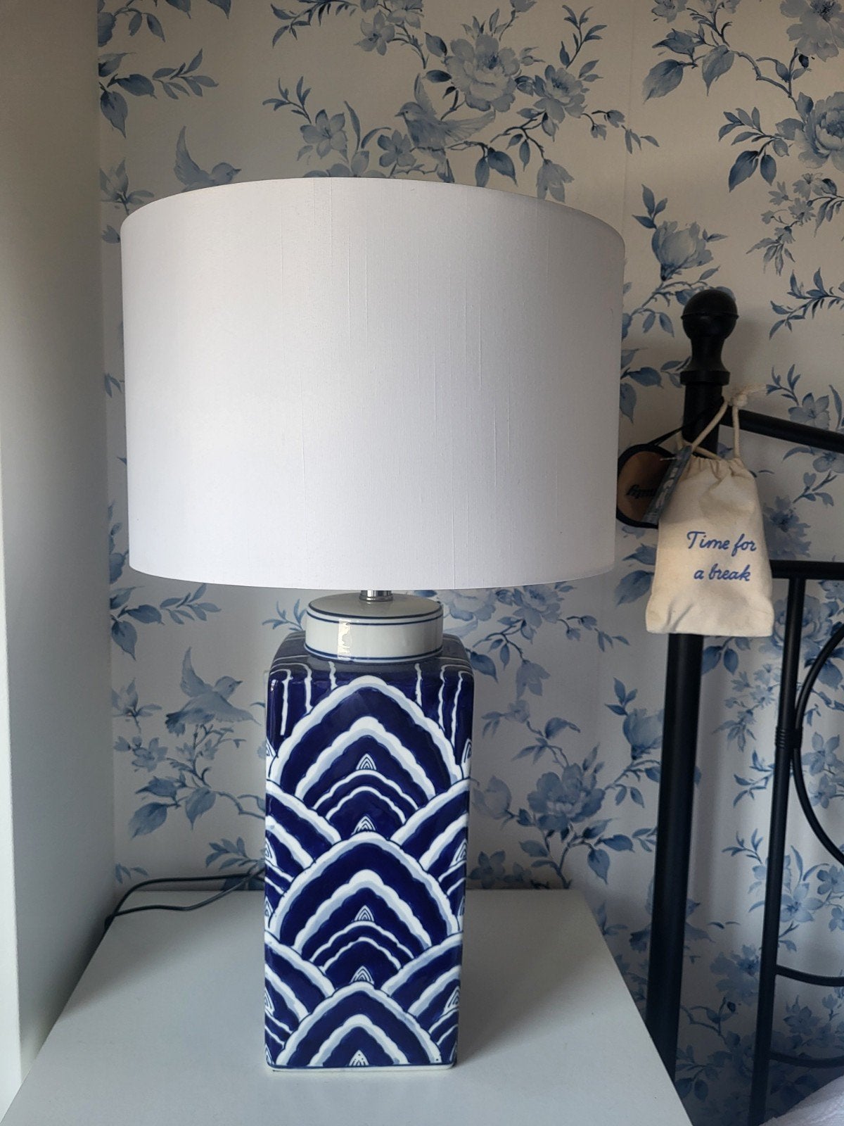 Twee hoge blauw witte lampen van Westwing, Keramiek, Zo goed als nieuw, 65 cm, Ophalen